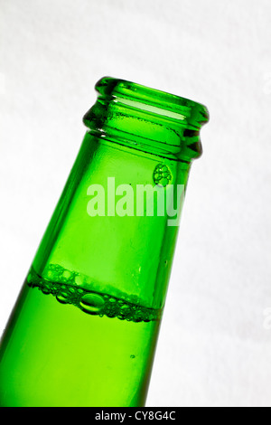 Nahaufnahme von einer grünen Bierflasche auf weiß. Stockfoto