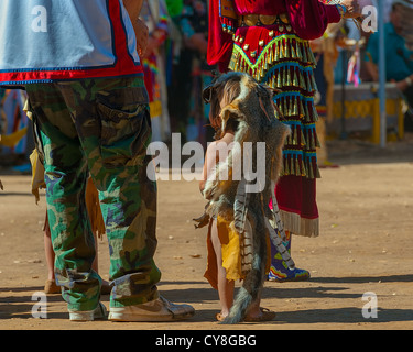 Ein Chumash Indianer jungen gekleidet in Pelze und Insignien mit seinen Eltern. Stockfoto