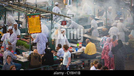 Markt in Jema al-Fna Platz in Marrakesch, Marokko Stockfoto
