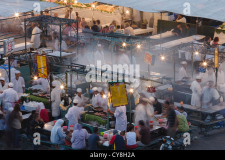 Nachtansicht des Marktes auf Jema al-Fna Platz in Marrakesch, Marokko Stockfoto