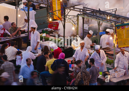 Nachtansicht des Marktes auf Jema al-Fna Platz in Marrakesch, Marokko Stockfoto