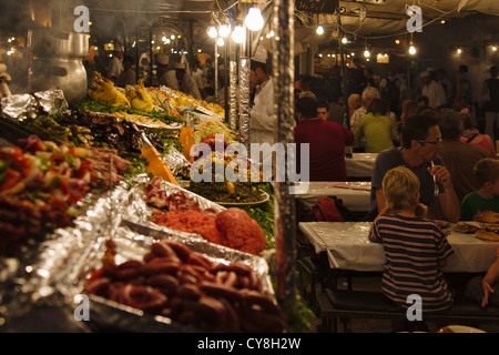 Nachtansicht des Marktes auf Jema al-Fna Platz in Marrakesch, Marokko Stockfoto