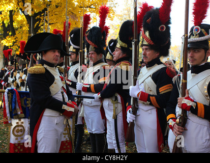 Französischer Schauspieler Franck Samson mit Soldaten der Grande Armée während einer Rekonstruktion der Schlacht der Nationen 1813 bei Leipzig. Stockfoto