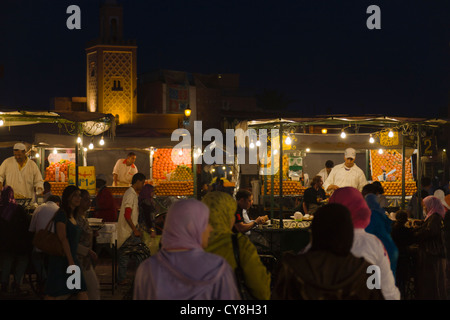 Nachtansicht des Marktes auf Jema al-Fna Platz dominiert der Koutoubia-Moschee in Marrakesch, Marokko Stockfoto