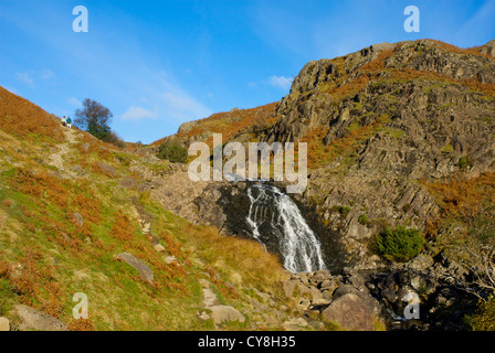 Wanderer im Easedale Tal, vorbei an Wasserfall - saure Milch Ghyll - Nationalpark Lake District, Cumbria, England UK Stockfoto