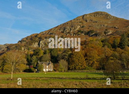 Spitze Felsen aus dem Tal Easedale, in der Nähe von Grasmere, Nationalpark Lake District, Cumbria, England UK Stockfoto