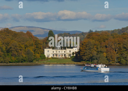 Fahrgastschiff gehören zu Kreuzfahrten auf dem Windermere See vorbei Storrs Hall Hotel, Nationalpark Lake District, Cumbria, England UK Stockfoto