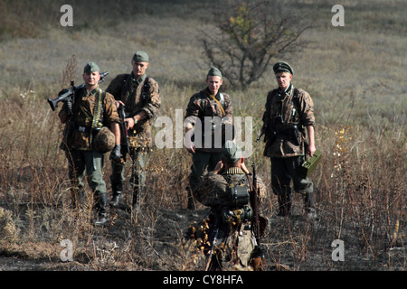 Mitglieder von Saporoschje Geschichte Club "Schild des Vaterlandes" historische deutsche Uniform trägt Stockfoto