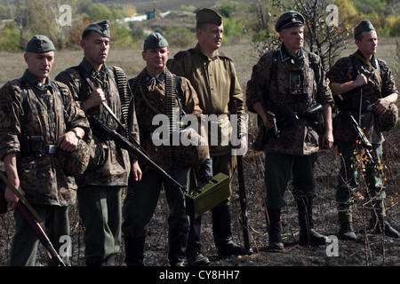 Mitglieder von Saporoschje Geschichte Club "Schild des Vaterlandes" trägt historische deutsche uniform Stockfoto