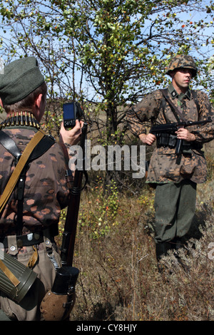 Mitglieder von Saporoschje Geschichte Club trägt historische deutsche uniform während des zweiten Weltkriegs historisches reenactment Stockfoto