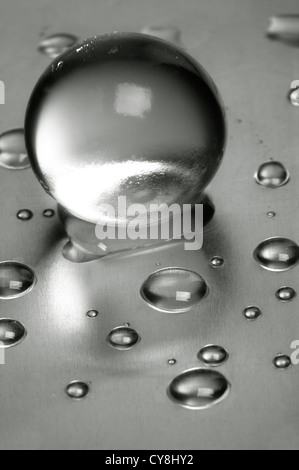 Abstrakte Stillleben. Wassertropfen über Stahloberfläche Stockfoto