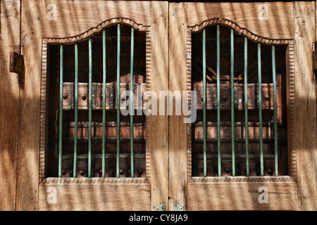 Balinesischen Stil großen geschnitzten Holztüren in Bali Indonesien mit Metall Türklopfer und Nieten. Stockfoto