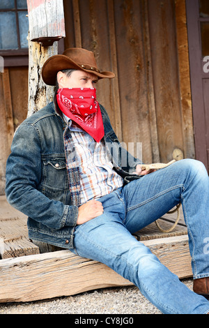 AUS WEST - braucht ein Cowboy Zeit um sich auszuruhen und zu reflektieren. Stockfoto