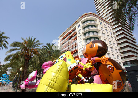 Gebäude und Palmen, die typisch für die Stadt Alicante-Spanien Stockfoto