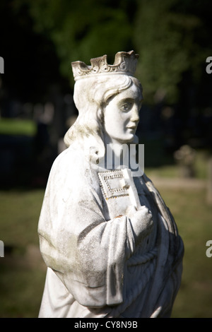 Friedhof Statue Frau mit Kreuz in Chester Cheshire UK Stockfoto