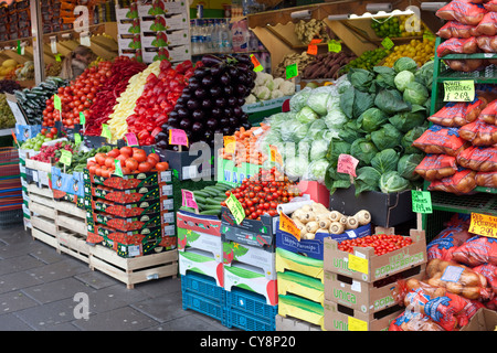 Gemüsestand vor einem Laden, Burnt Oak, London, England, Großbritannien. Stockfoto