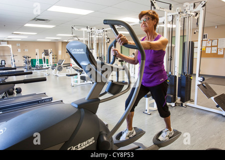 Fort Chipweyan und seine modernste Fitnessgeräte Ölgeld gesponsert. Stockfoto