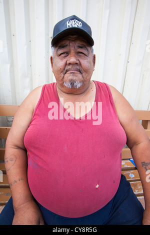 Archie Beaulieu, eine erste Nation-Mann im Fort Chipewyan steht am Lake Athabasca und dem Athabasca river Stockfoto