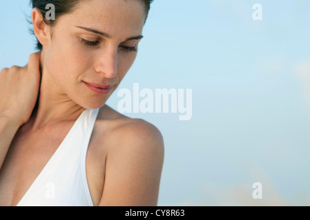 Frau hält Hals, blickte, Porträt Stockfoto