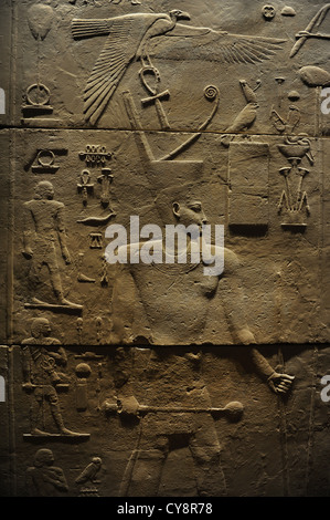 Relief Darstellung einer Szenenverlaufs aus des Königs Heb Sed. Monumental Gateway von Palastes Apries, Memphis, Ägypten. Kalkstein. Stockfoto