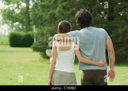 Paare, die zusammen im Park, Rückansicht Stockfoto