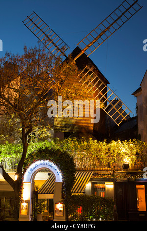 Dämmerung über Moulin De La Galette - bekannt geworden durch Renoir Malerei, Montmartre, Paris Frankreich Stockfoto