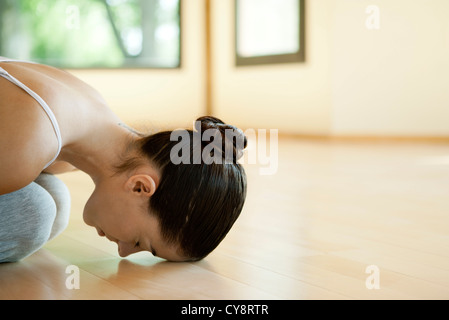 Frau ruht in Pose des Kindes Stockfoto