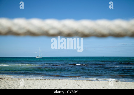 Strandszene, Seil im Vordergrund Stockfoto