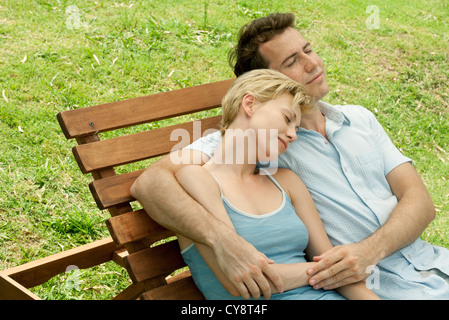 Paar gemeinsam auf Liegestuhl entspannen Stockfoto