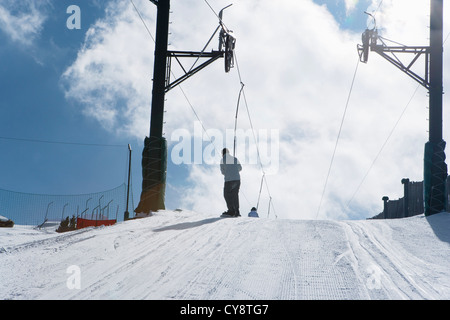 Ski fahren Skilift, Rückansicht Stockfoto