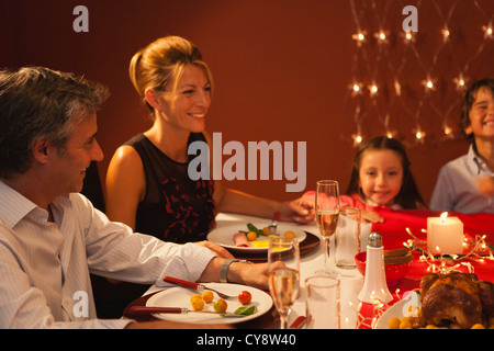 Familie mit Weihnachtsessen Stockfoto