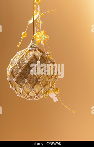 Goldene Perlen Weihnachtsschmuck Stockfoto