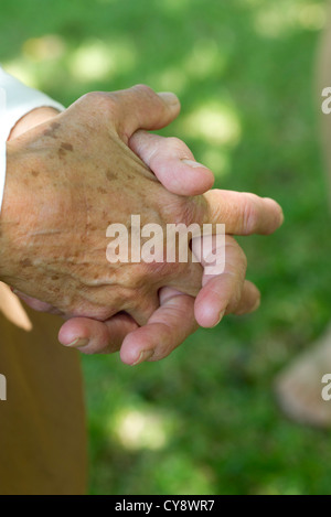 Gefalteten Händen des älteren Menschen Stockfoto