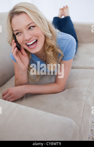 Eine Frau, die auf ihrem Mobiltelefon sprechen lachen Stockfoto