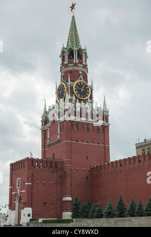 Spasskaja-Turm (Kreml) auf dem Roten Platz (Moskau) Stockfoto