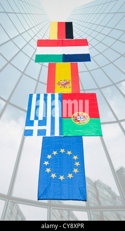 Flaggen der mehrere Mitglieder der Europäischen Union überlagert Hochhaus-Fassade Stockfoto