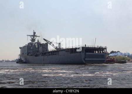 USS WHIDBEY ISLAND (LSD 41) Abfahrt Baltomores Innenhafens Baltimore Navy Week 2010 Stockfoto