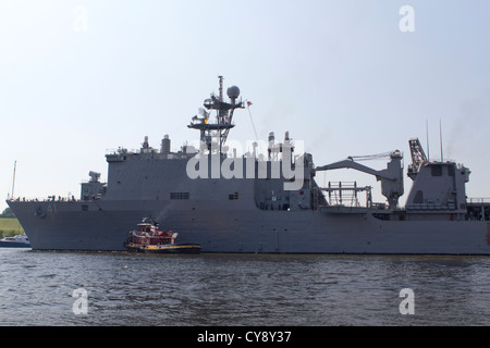 USS WHIDBEY ISLAND (LSD 41) Abfahrt Baltomores Innenhafens Baltimore Navy Week 2010 Stockfoto