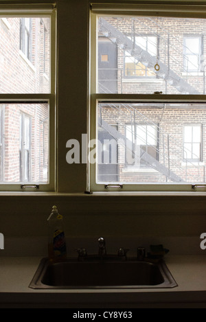 Um ein Fenster auf eine Feuerleiter U.S. Stockfoto