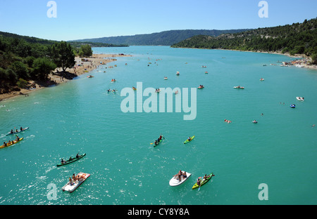 Der Lac de Sainte-Croix, einem künstlichen Stausee verbunden zu den Schluchten du Verdon in der Provence, Südfrankreich. Stockfoto