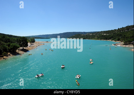 Der Lac de Sainte-Croix, einem künstlichen Stausee verbunden zu den Schluchten du Verdon in der Provence, Südfrankreich. Stockfoto