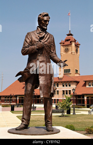 Springfield Illinois USA Landeshauptstadt und Heimat der Lincoln Bibliothek und Museum. McClarey Statue von Abraham Lincoln Stockfoto