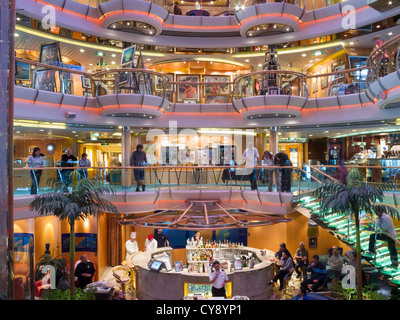 Zentrales Atrium Deck Ebenen, Radiance of the Seas Kreuzfahrt Schiff Stockfoto