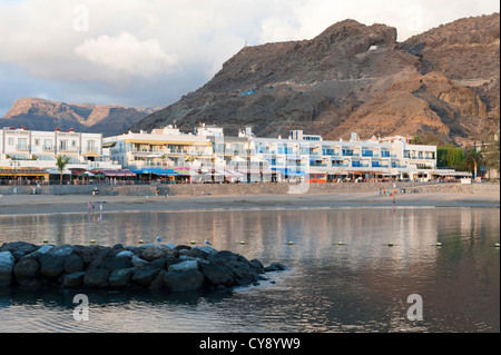 Direkt am Meer und Strand von Puerto de Mogan Gran Canaria Kanaren Spanien im Abendlicht Stockfoto