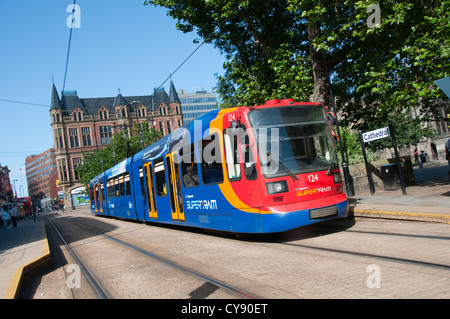 Eine Straßenbahn im Stadtzentrum von Sheffield, South Yorkshire UK Stockfoto