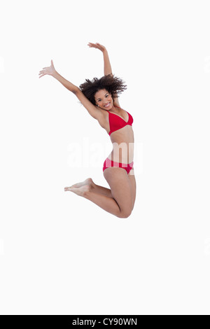 Seitenansicht einer jungen Frau springen Stockfoto