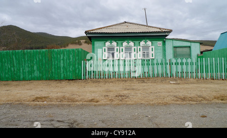 Ein Haus in Bolshoe Goloustnoe am Ufer des Baikalsees, Russland. Stockfoto