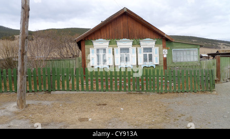 Ein Haus in Bolshoe Goloustnoe am Ufer des Baikalsees, Russland. Stockfoto