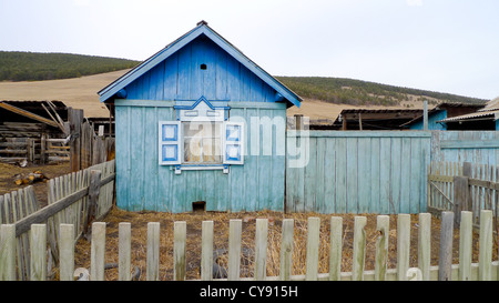 Ein Haus in Bolshoe Goloustnoe am Ufer des Baikalsees, Russland. Stockfoto