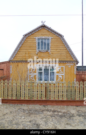 Ein Haus in Bolshoe Goloustnoe am Ufer des Baikalsees, Russland. Stockfoto